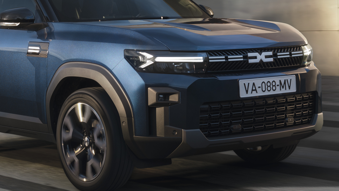 Dinamiski zīmētā priekšpuse pievērš uzmanību ar reljefu uz dzinēja pārsega un gaismas parakstu un “Dacia Link” logotipu