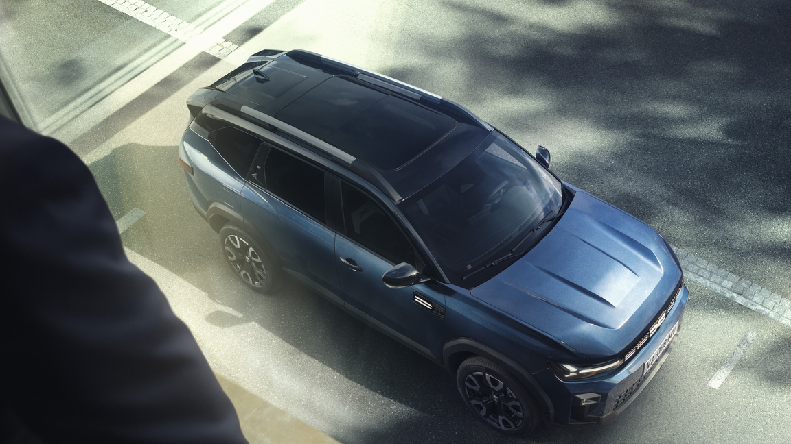 Ekskluzīva indigo zila krāsa un spīdīgi melna jumta kombinācija